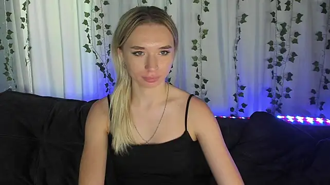 Emily_Hartt live cam on StripChat