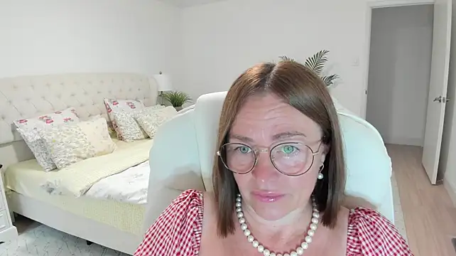 Vika73 live cam on StripChat