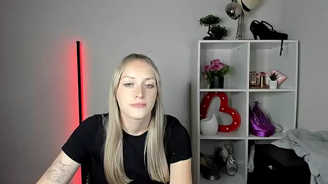EvelynBlond live cam on StripChat