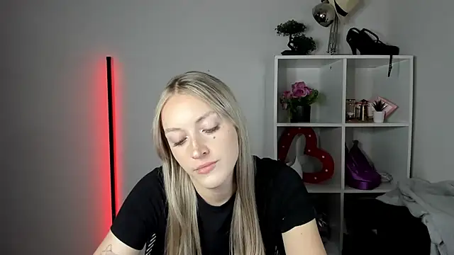 EvelynBlond live cam on StripChat