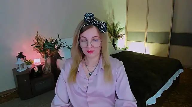 YourUniverser live cam on StripChat