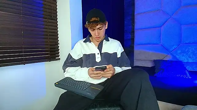 Tyler_Mcrey live cam on StripChat