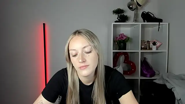 EvelynBlond live cam on StripChat