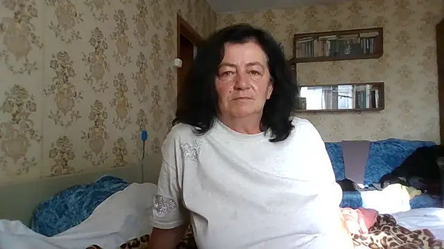 GypsiQueen2 live cam on StripChat