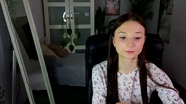 MelanieVirelle live cam on StripChat