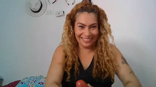 Layla-Astrum live cam on StripChat
