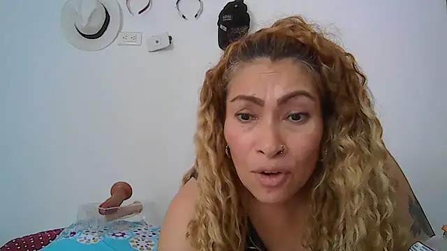 Layla-Astrum live cam on StripChat