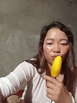 Yellow-pink live cam on StripChat