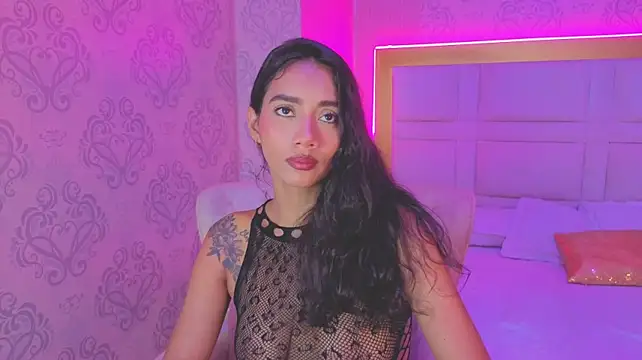 luna_hot_ass live cam on StripChat