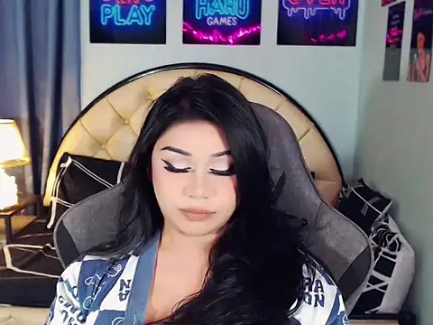 SexxyTsLoverr live cam on StripChat