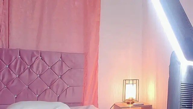 NaylaRosse live cam on StripChat
