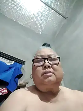 YourMomy- live cam on StripChat