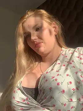 Vikki-Stoun live cam on StripChat