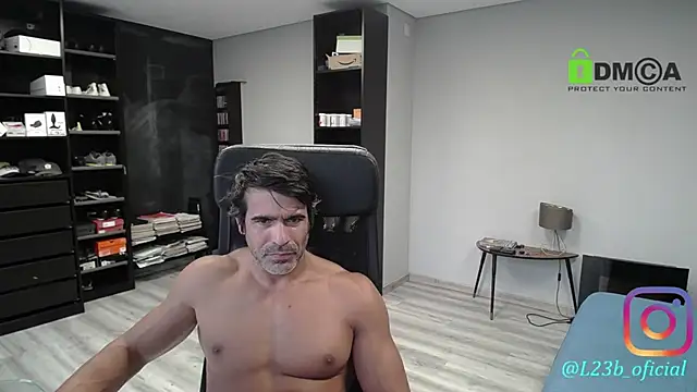 latinoo23bom live cam on StripChat