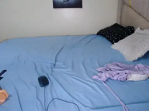 KittyKissess03 live cam on StripChat