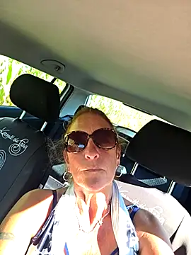 HotWifeLyn68 live cam on StripChat