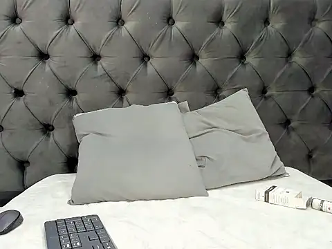 Kivi_Fox live cam on StripChat