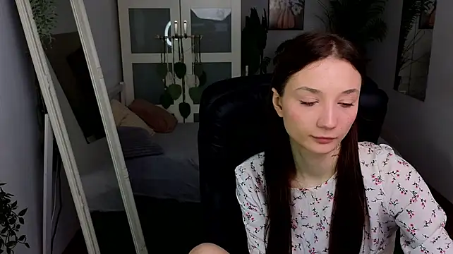 MelanieVirelle live cam on StripChat