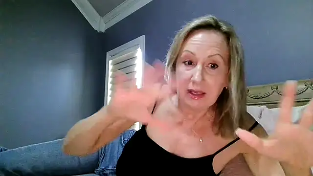 Lisaisluscious live cam on StripChat