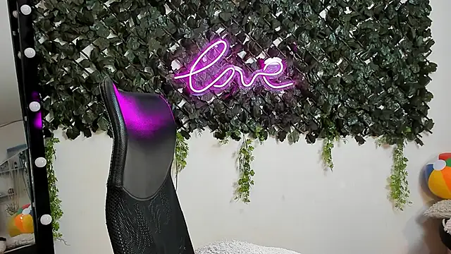 DestinyHills live cam on StripChat