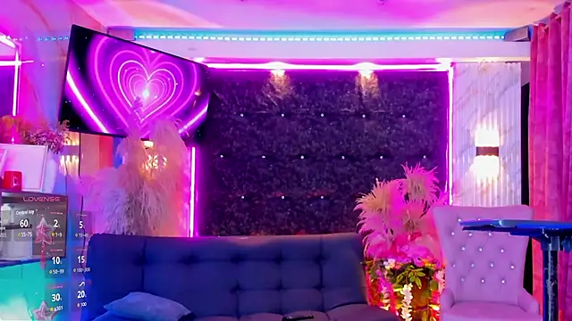 Queens_Wonders_Blonders live cam on StripChat