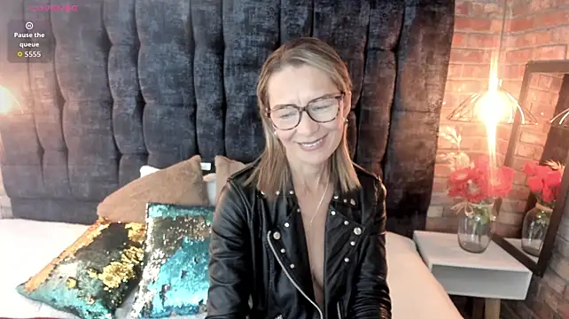 Issa_Milf__ momentopname van live room op Stripchat