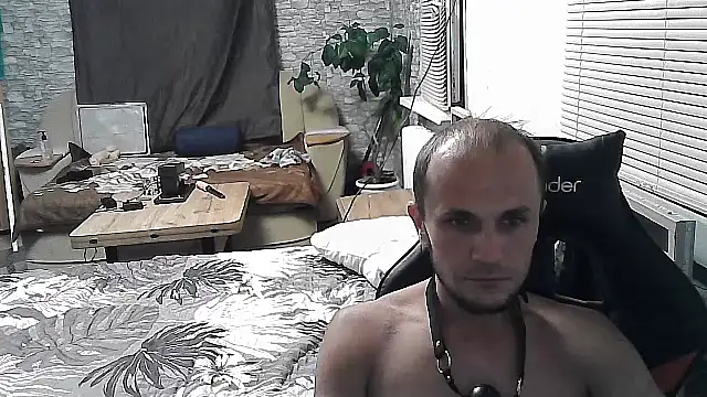 Straponist888 live cam on StripChat