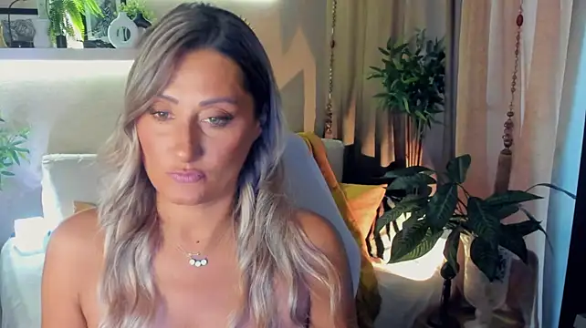 SarahAlluring live cam on StripChat