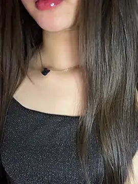 Yiyina_17 live cam on StripChat