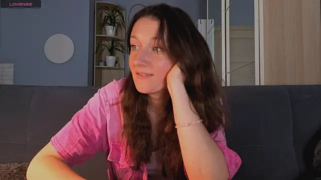 GoldenCrystall live cam on StripChat