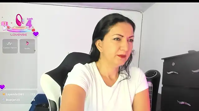 Serenity_Lux live cam on StripChat