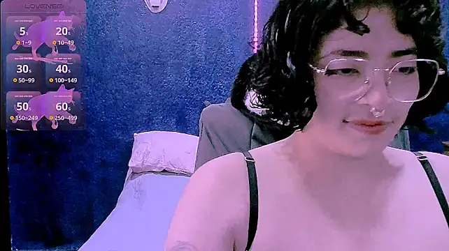 NinaYellow live cam on StripChat