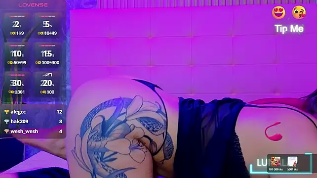 luna_lat live cam on StripChat