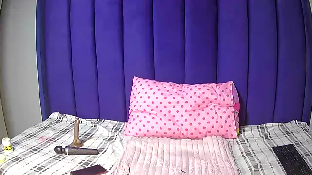Pretty-C live cam on StripChat