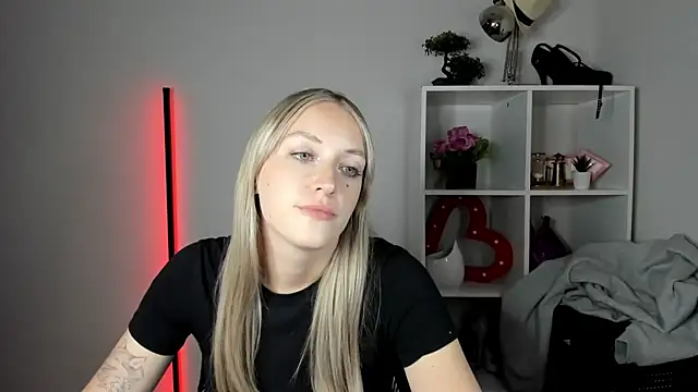EvelynBlond live cam on StripChat