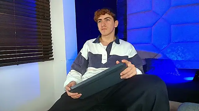 Tyler_Mcrey live cam on StripChat