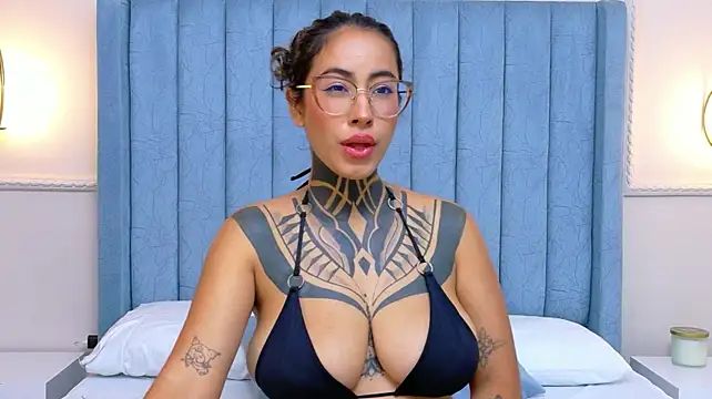 NicoleBlum live cam on StripChat