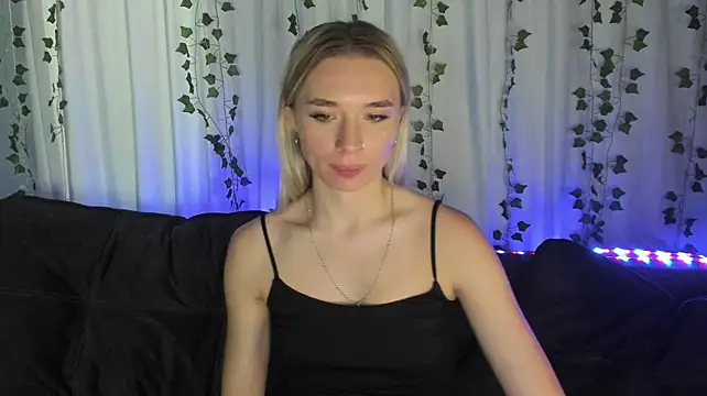 Emily_Hartt live cam on StripChat