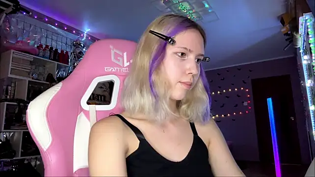 lonely_bunny live cam on StripChat
