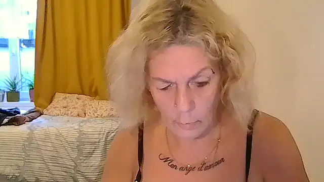 belgianshantie live cam on StripChat
