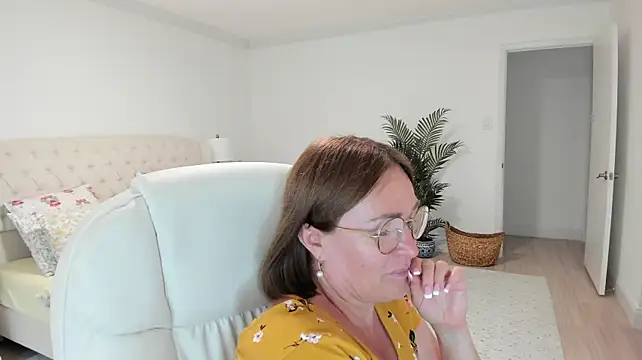 Vika73 live cam on StripChat