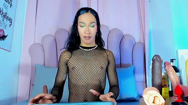 NicoleMadrird live cam on StripChat