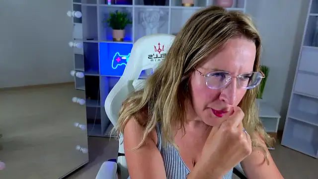 MollyLoll live now