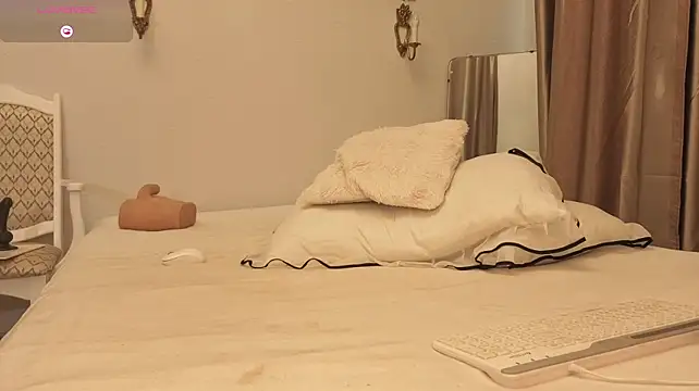monicamelano (Ask my age) - suck toes and masturbate
