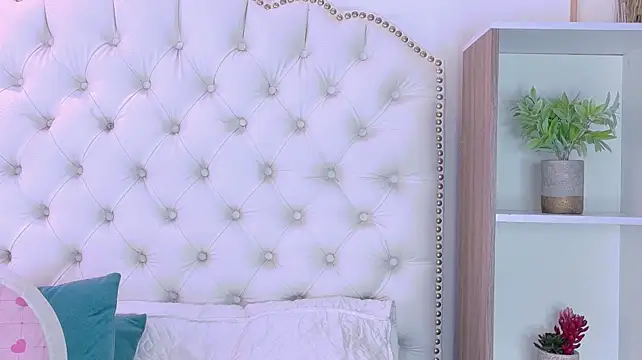 AriaStonne live cam on StripChat