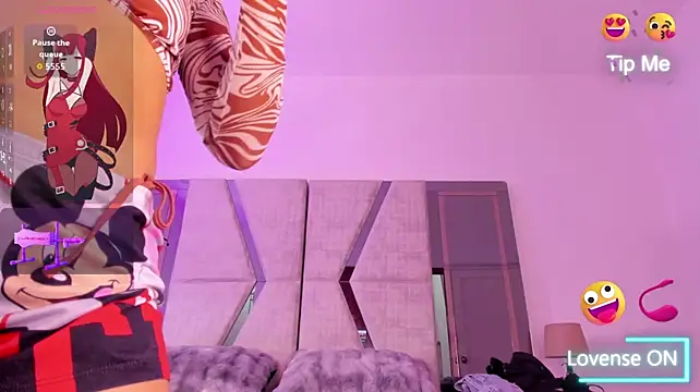 CarolineFyre live cam on StripChat