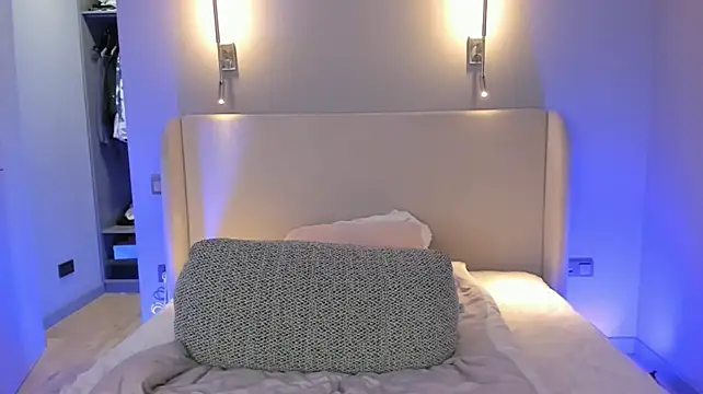 Wallflowerr live cam on StripChat