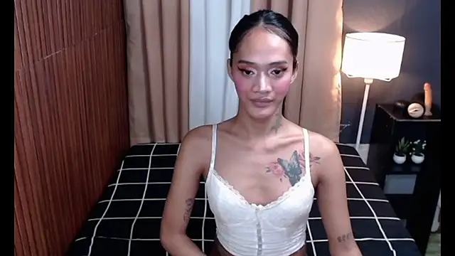 yoursexyyassy live cam on StripChat