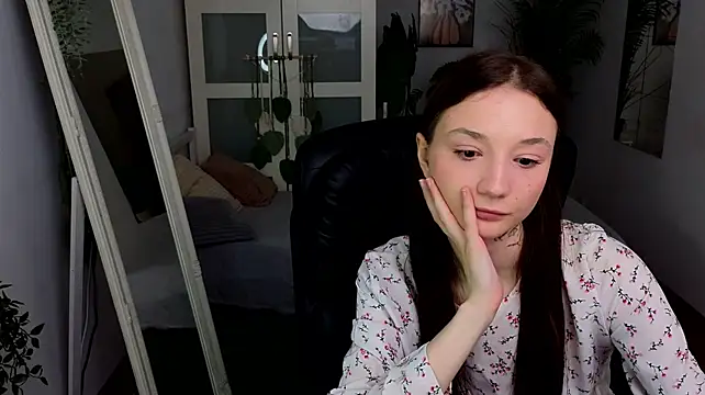 MelanieVirelle live cam on StripChat
