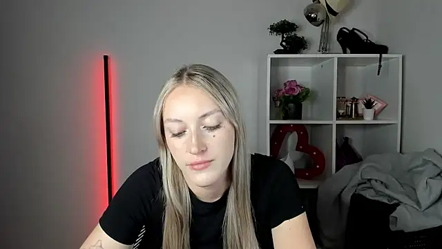 EvelynBlond live cam on StripChat
